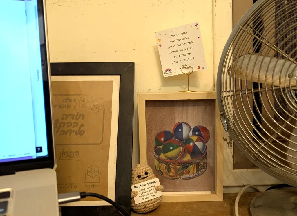 פינת עבודה עם מגניפיסנט